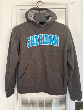 Sheridan College Hoodie Men’s XL Dark Gray with Blue Stitched Appliqué Logo EUC